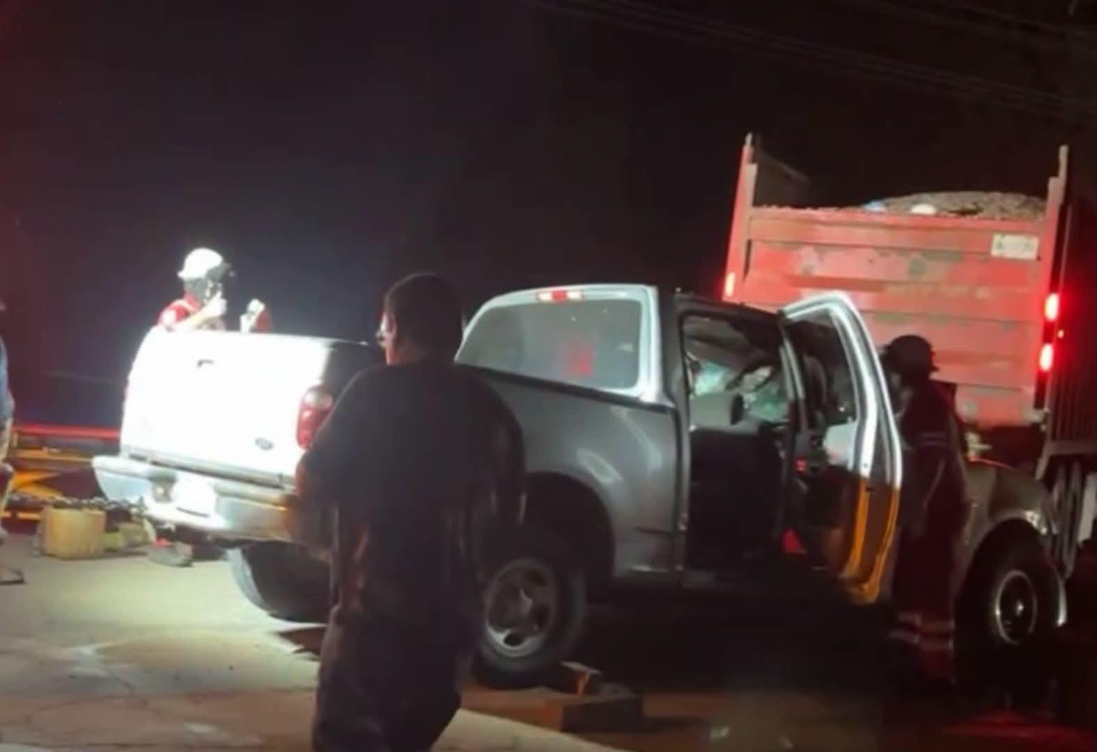 $!Choca camioneta contra camión de carga en Guamúchil; conductor queda grave