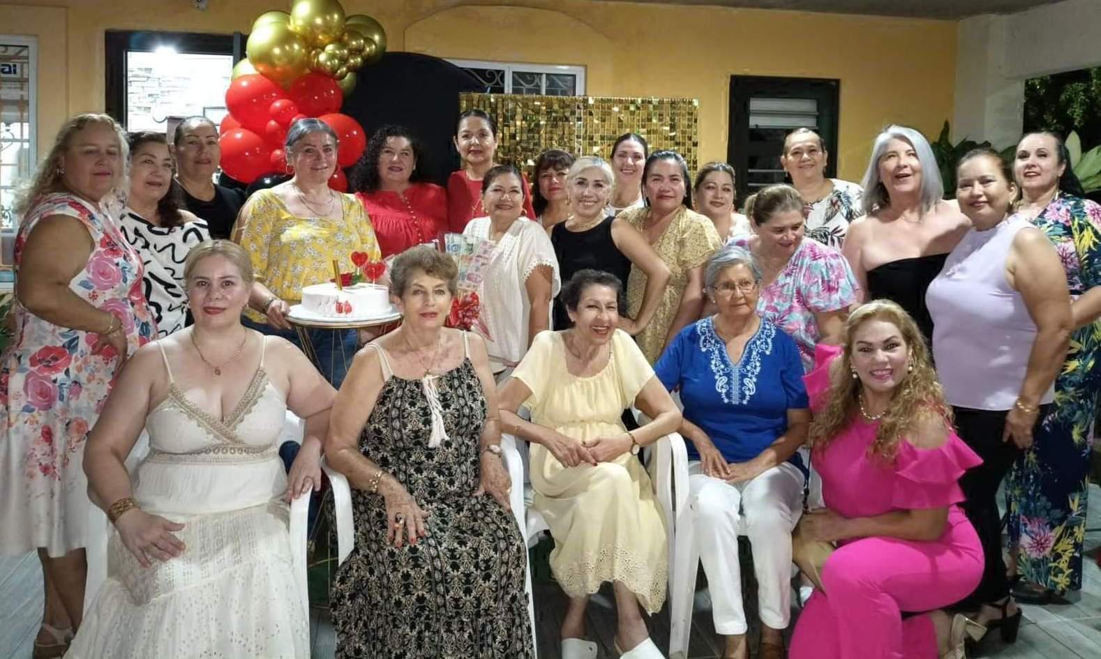 $!Las cumpleañeras en compañía de sus amigas del Grupo Las Guadalupanas.