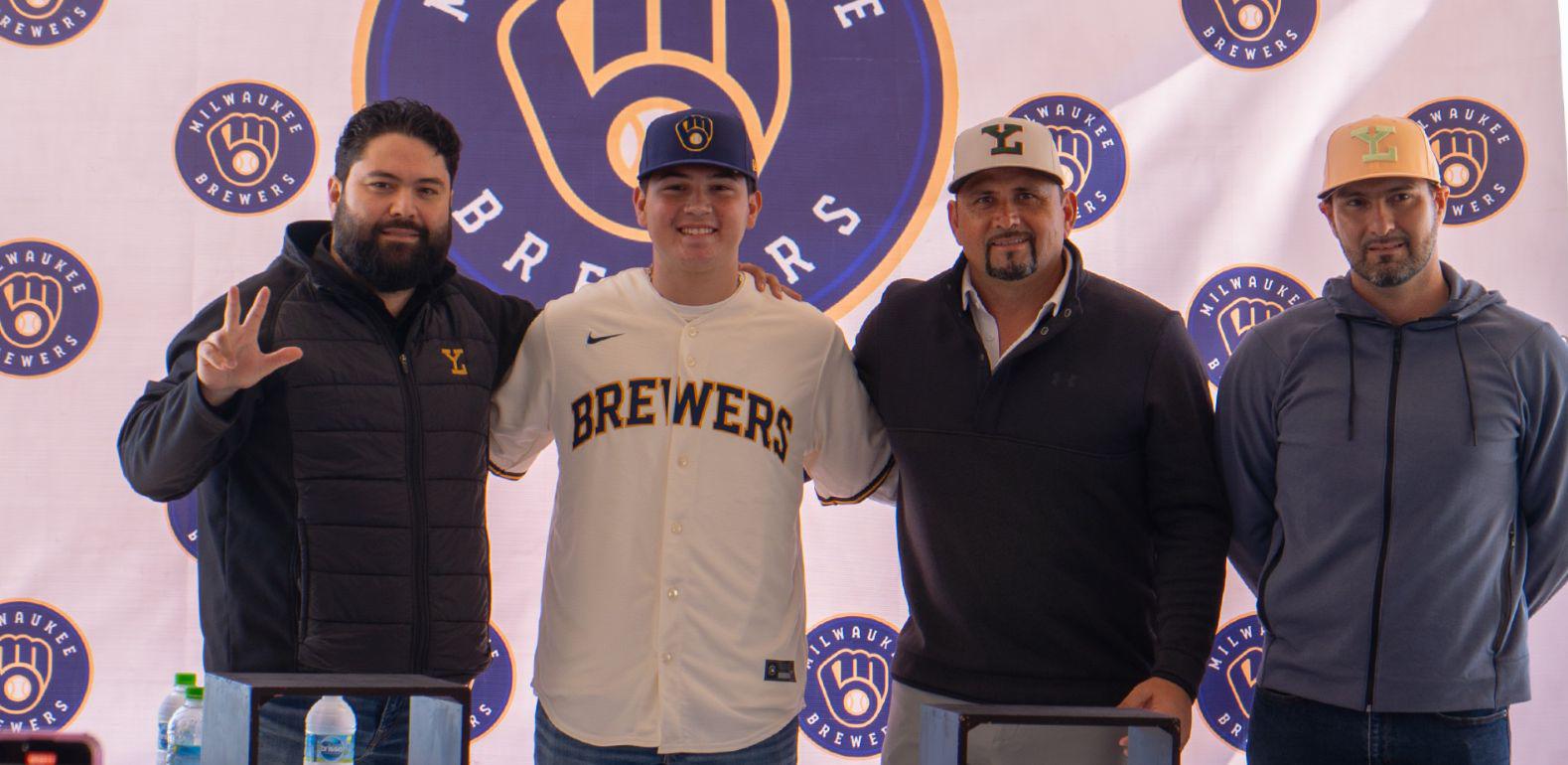 $!Sinaloense Luis Aguayo firma para Cerveceros de Milwaukee