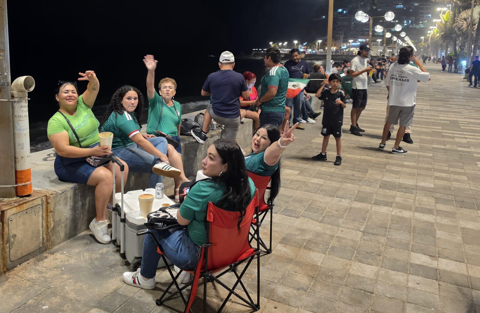 $!El malecón de Mazatlán se llenó de banderas, playeras y entusiasmo tras el triunfo tricolor que acerca a México a la siguiente ronda del Mundial.