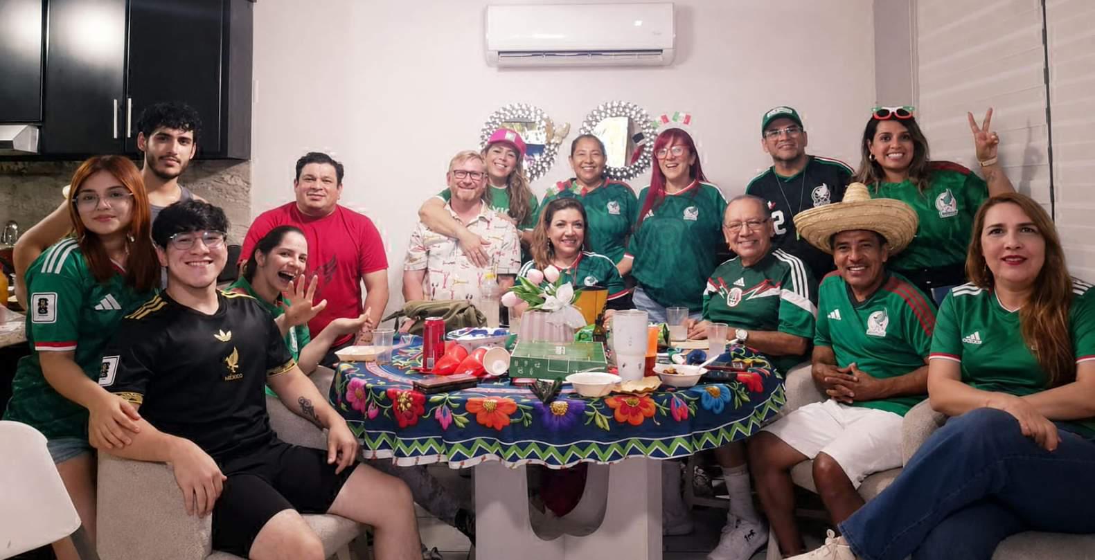 $!Familiares de los Gaytán Hernández estuvieron siguiendo el partido por la transmisión en vivo.