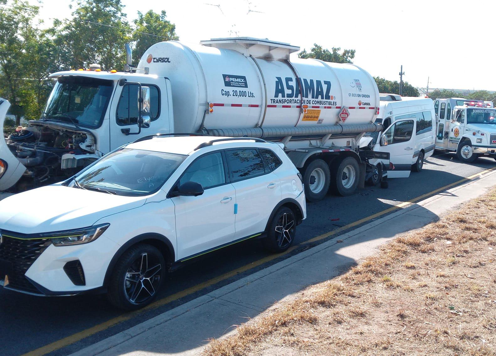 $!Se registra volcadura y carambola en la Carretera Internacional frente al Cereso de Mazatlán