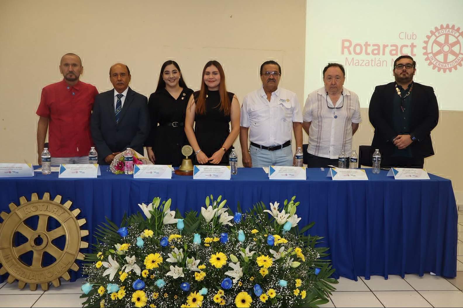 $!Humberto Pini Bernal, José Sandoval, Grace Kelly, Carmen Zamudio, Hector Manuel Gallardo, Alfredo Ruelas y Óscar Tirado Rojas, en la mesa del presidium.