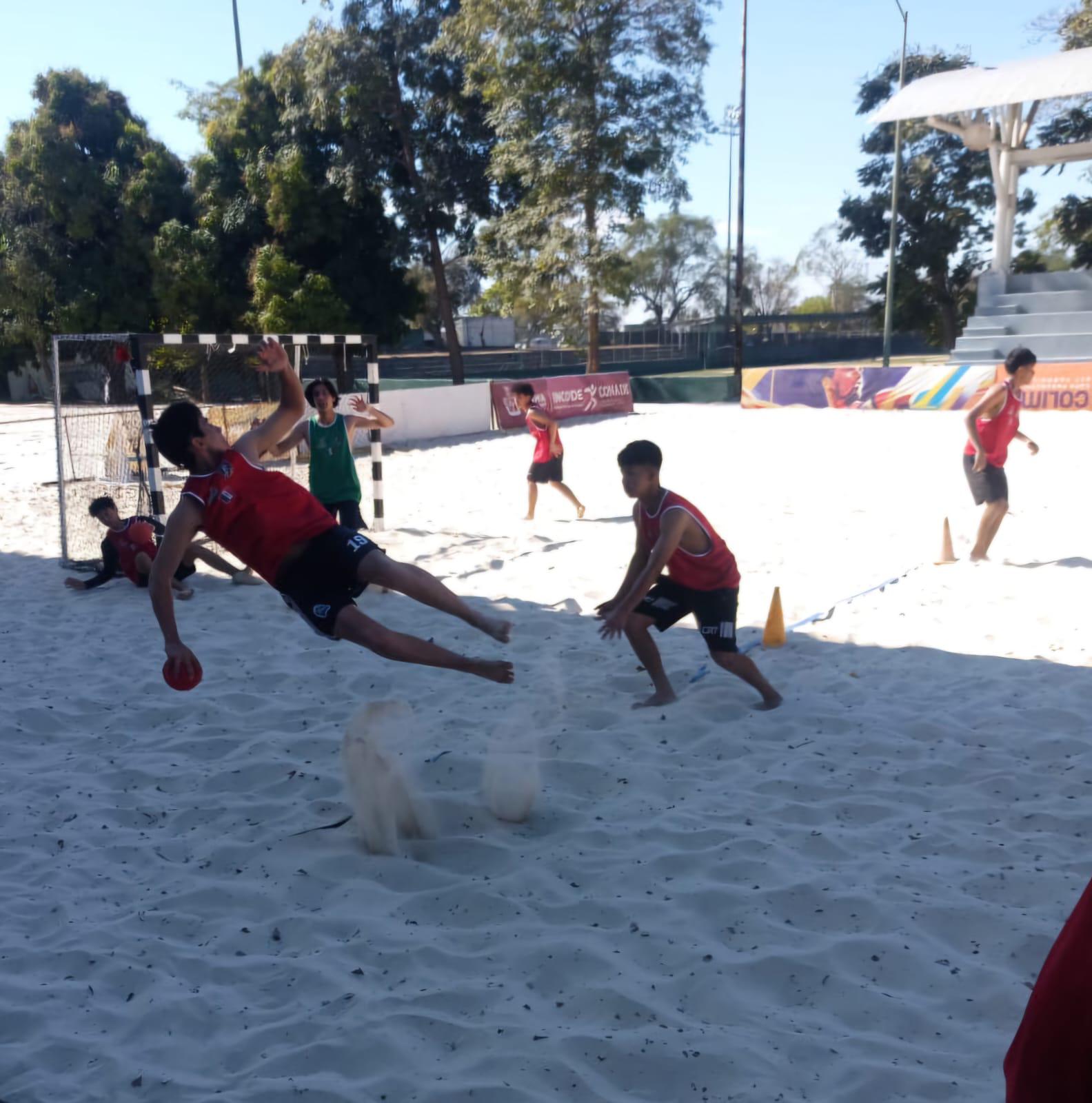 $!Demuestra su valor mazatleco ‘Rive’ Fregoso, en Colima, con la Selección Mexicana de handball de playa