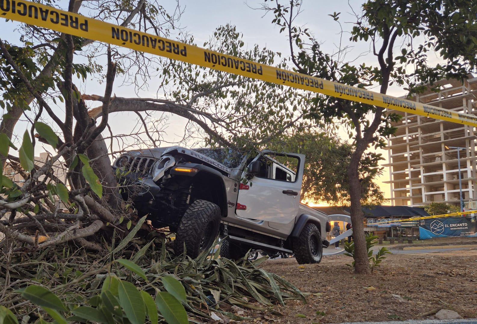$!Conductora muere al chocar su Jeep contra luminaria en La Marina Mazatlán