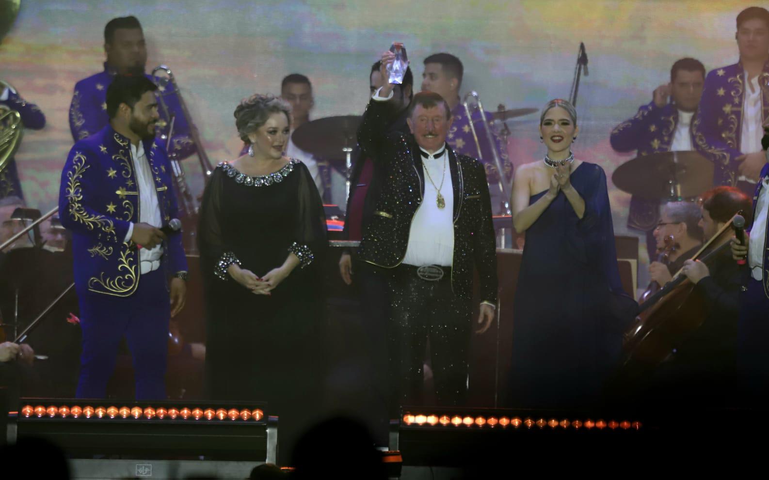 $!Mariana I recibe sus atributos reales como Reina de los Juegos Florales del Carnaval de Mazatlán 2026