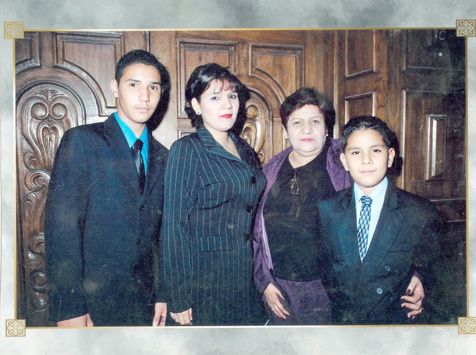 $!Laura Sánchez con su mamá y sus hijos.