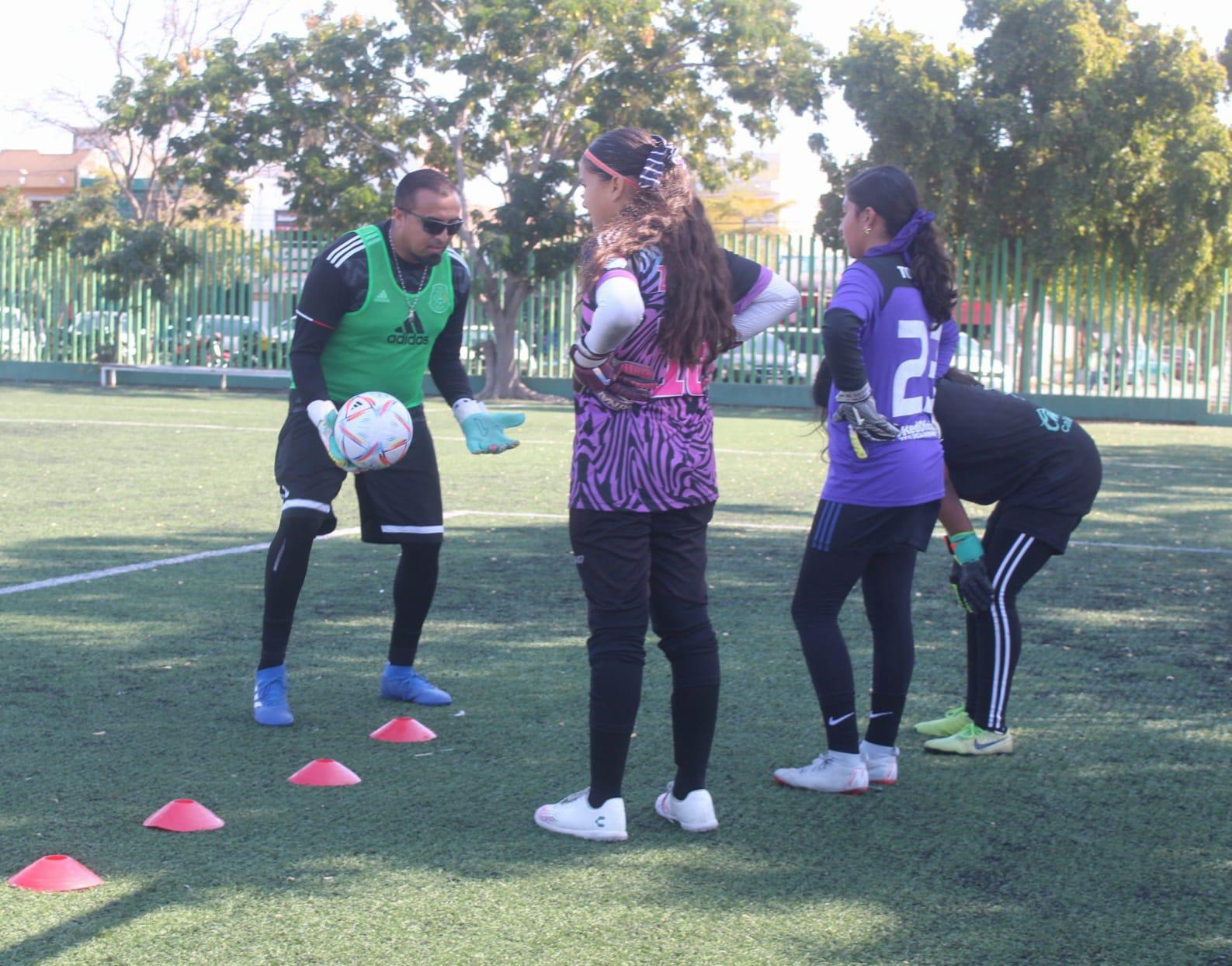 $!Futbolistas mazatlecas ponen a prueba su talento en la Academia Femenil FIFA-FMF
