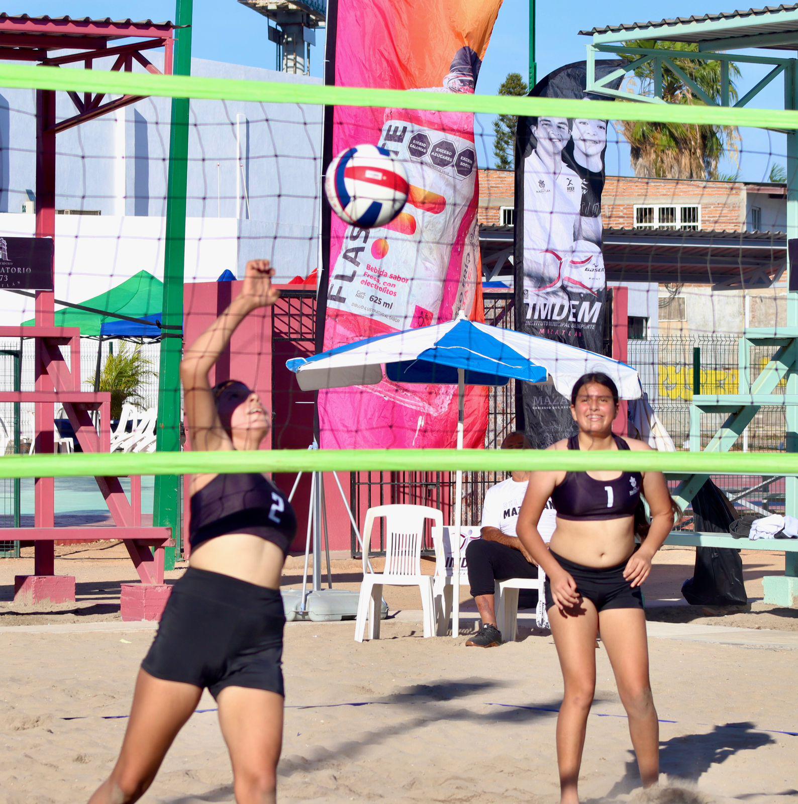$!Inician Aby Rodríguez e Ivette Carrillo con el pie derecho el estatal de voleibol de playa