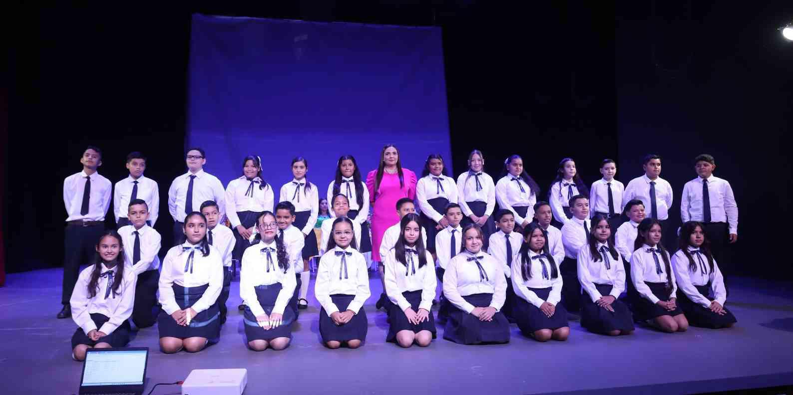 $!Sexto B se toman la fotografía del recuerdo.