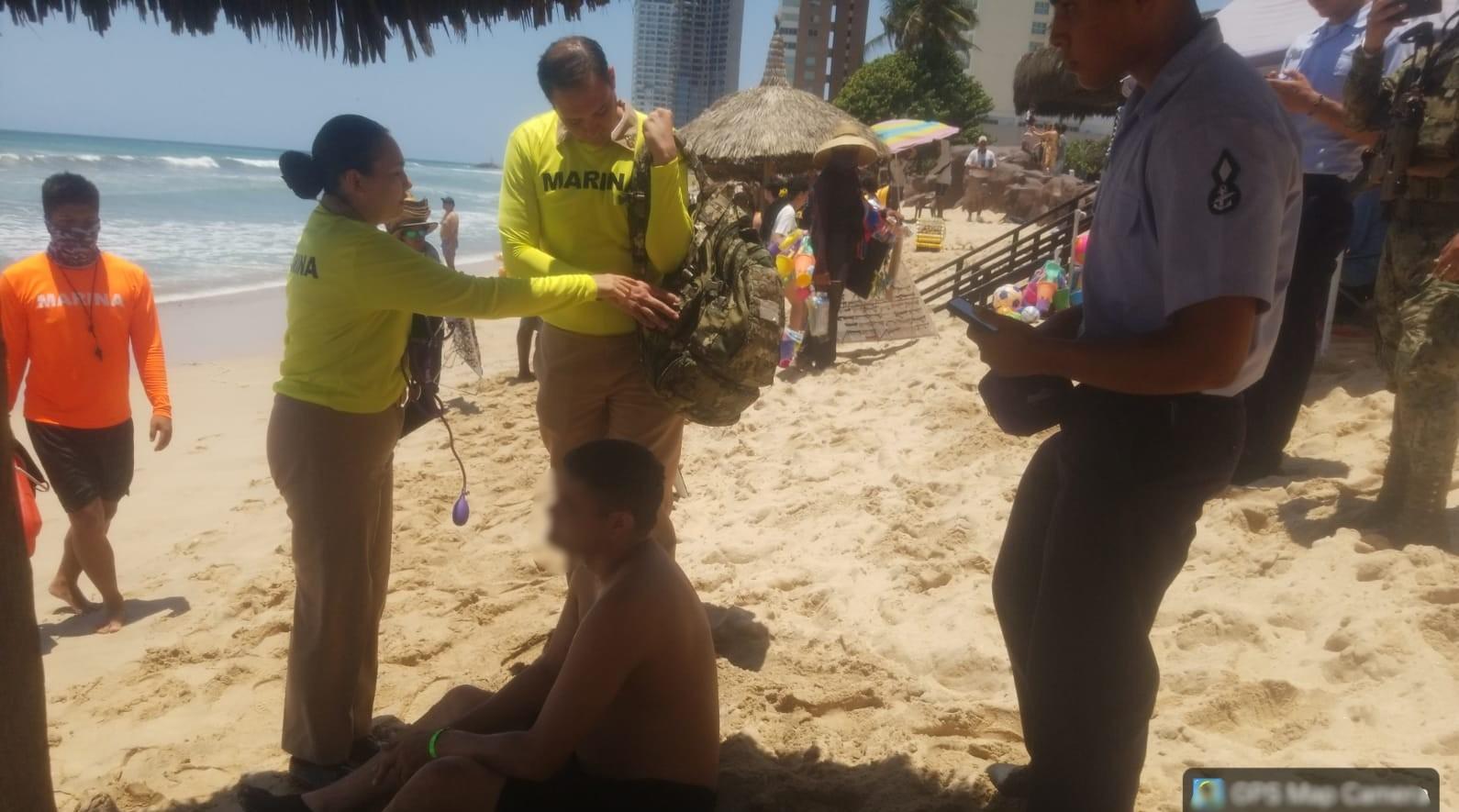 $!Brindan elementos de la Marina apoyo a bañistas en Mazatlán
