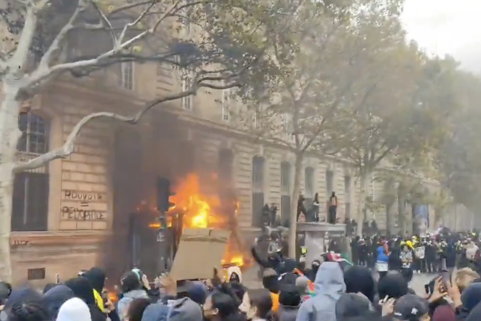 $!Reanudan protestas en Francia; policía dispersa a manifestantes en París
