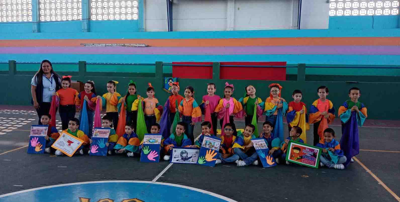 $!El grupo Primero C fue el encargado de la ceremonia de honores.