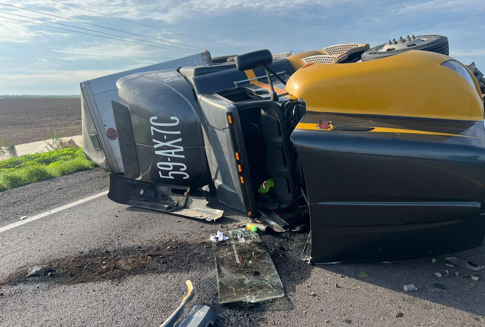 $!Tráiler vuelca en la autopista Mazatlán–Culiacán; conductor resulta ileso