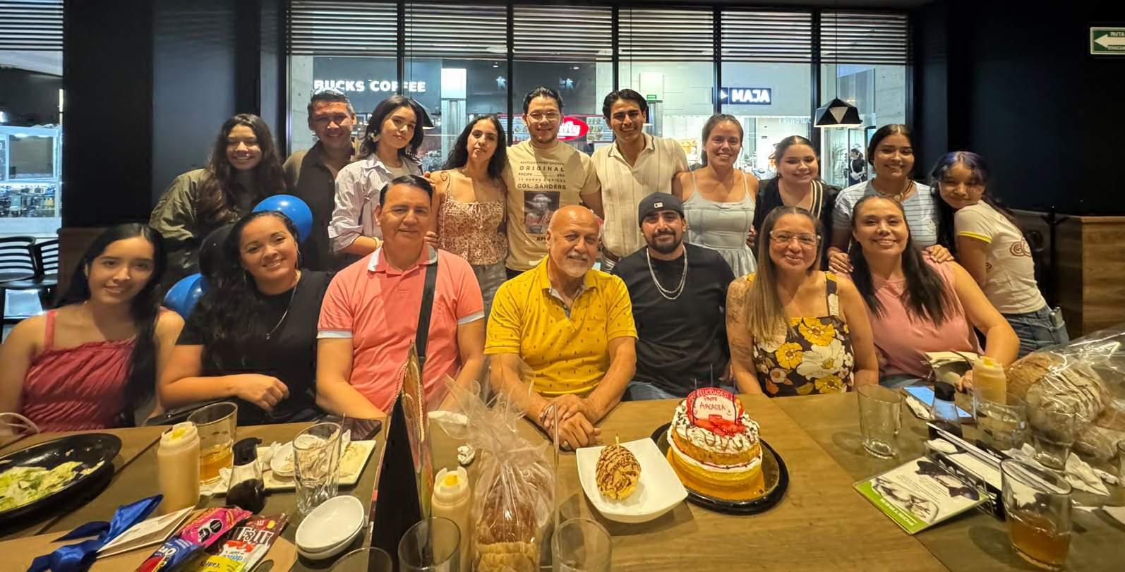 $!El profesor recibió múltiples muestras de cariño durante los festejos organizados con integrantes del Ballet Folklórico del Instituto de Cultura de Mazatlán, así como con amigos y compañeros del ámbito educativo.