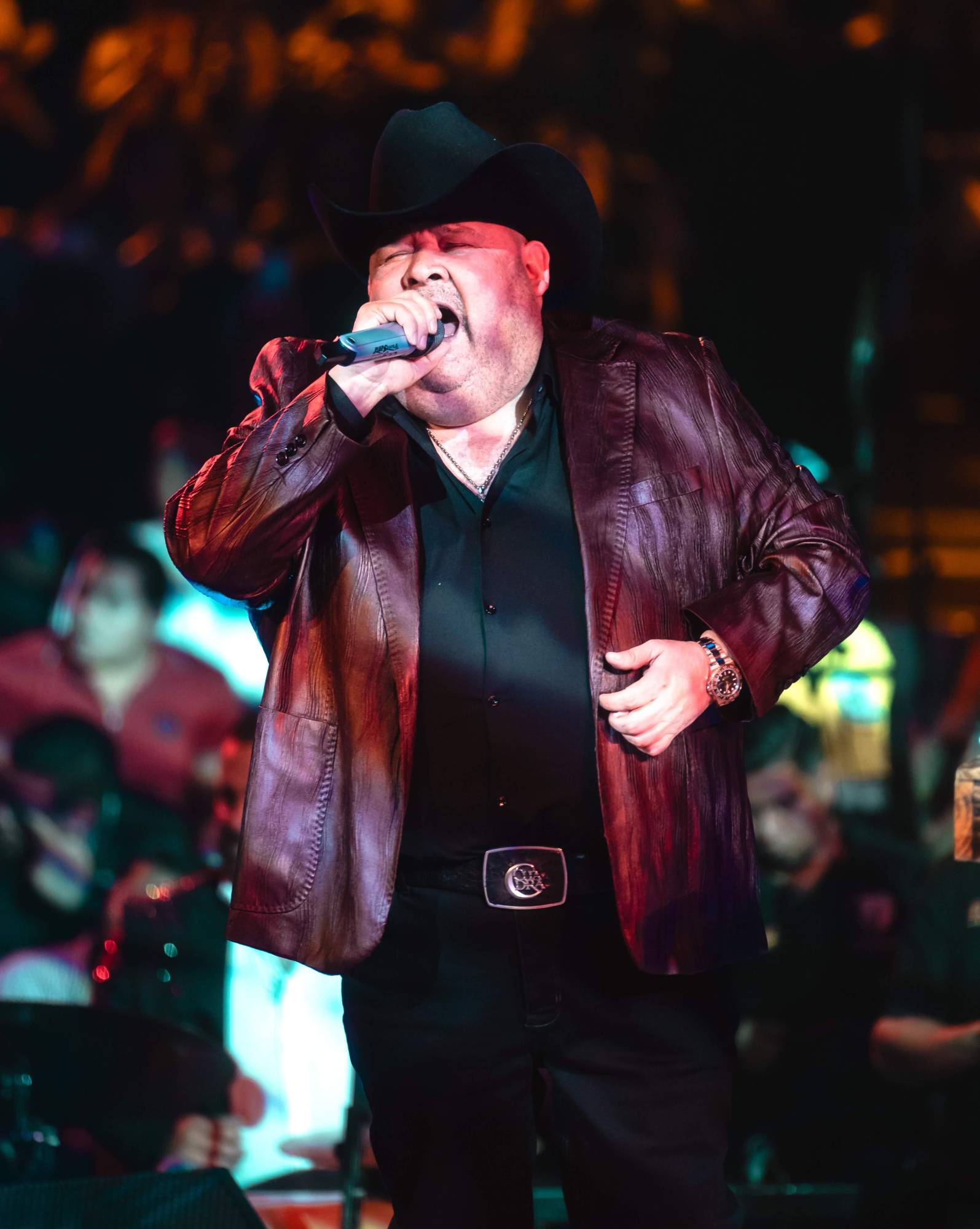 $!José Ángel Ledezma “El Coyote” encendió el escenario con su estilo y repertorio de música de banda.