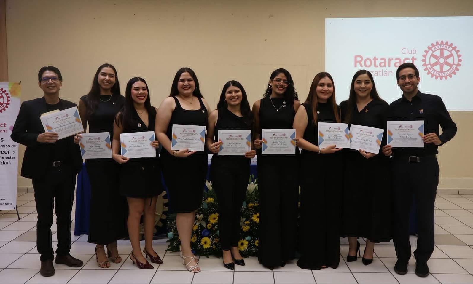 $!Algunos de los jóvenes recibieron reconocimientos a su labor.