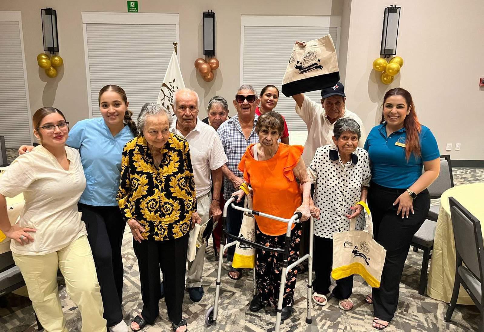 $!Integrantes de la Fundación Letty Coppel entregando obsequios a los adultos mayores durante la celebración.