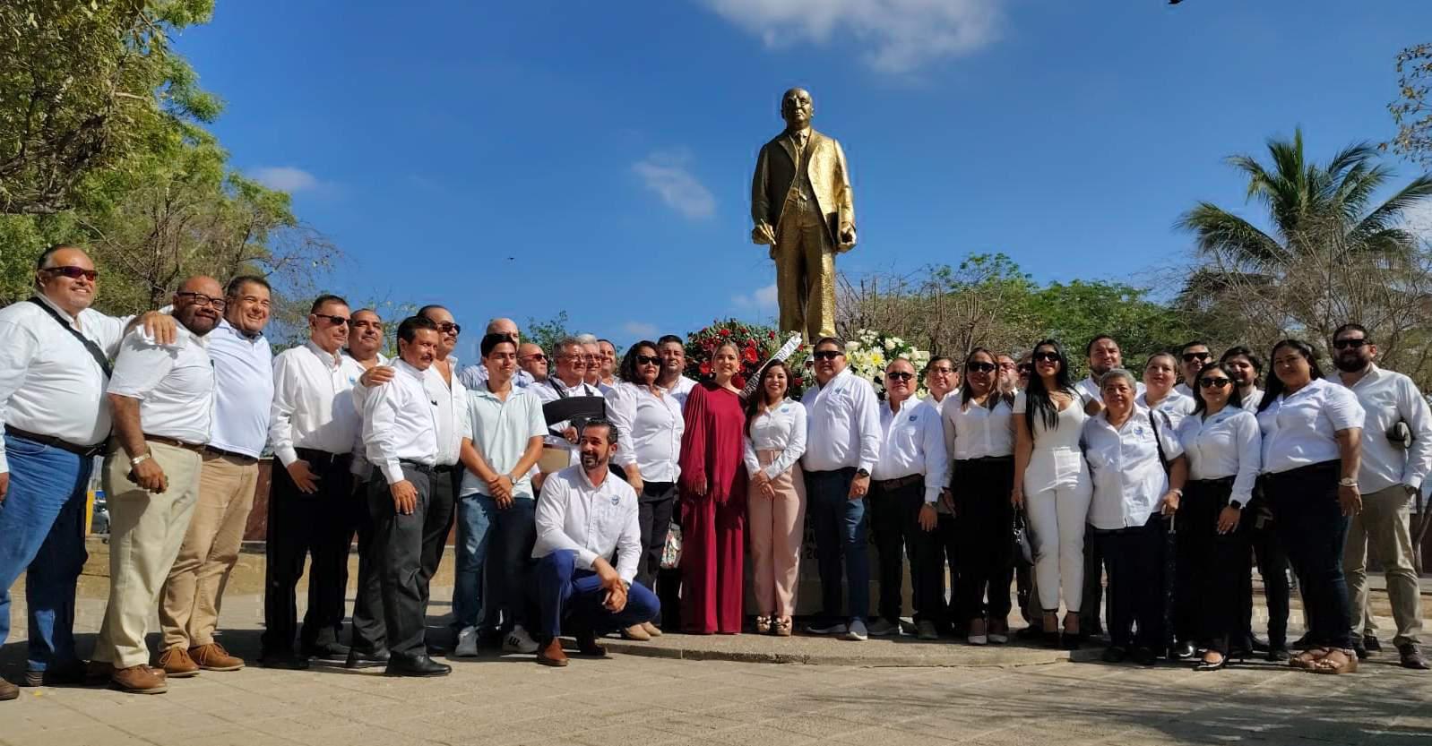 $!La Alcaldesa Estrella Palacios entre los abogados integrantes del Colegio Genaro Estrada.