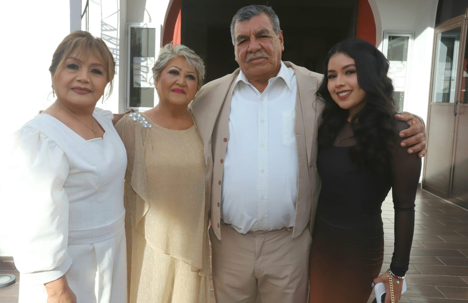 $!Gloria y Miguel Ángel entre Teresa Ramos, hermana de la novia, y su madrina de arras, Melani Barajas.