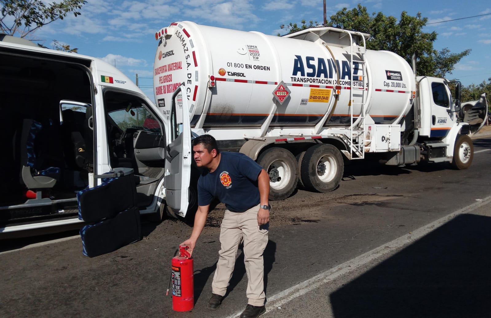 $!Se registra volcadura y carambola en la Carretera Internacional frente al Cereso de Mazatlán