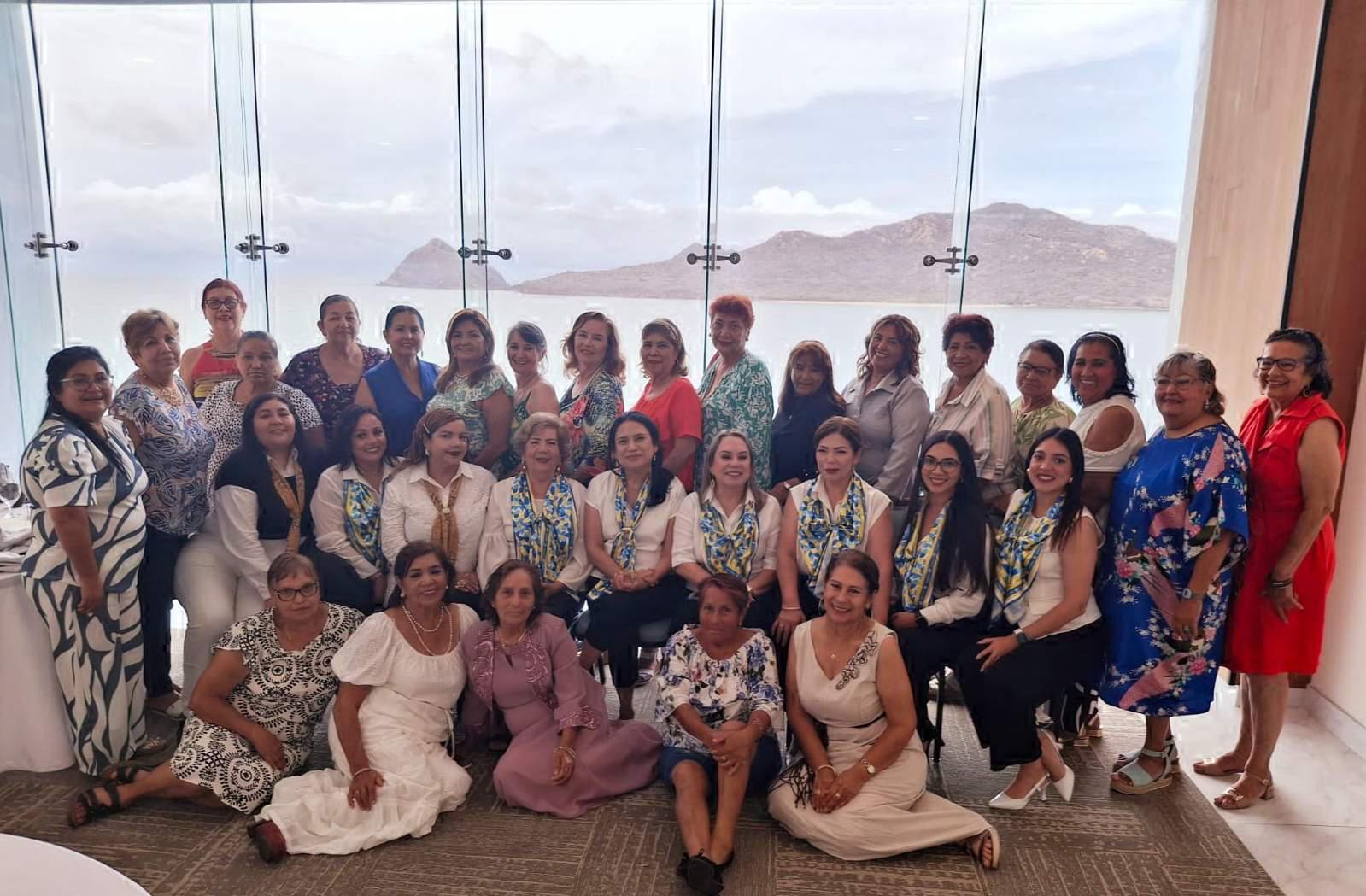 $!La integrantes de Anspac Noroeste teniendo cómo fondo el mar mazatleco se tomaron la fotografía de recuerdo.