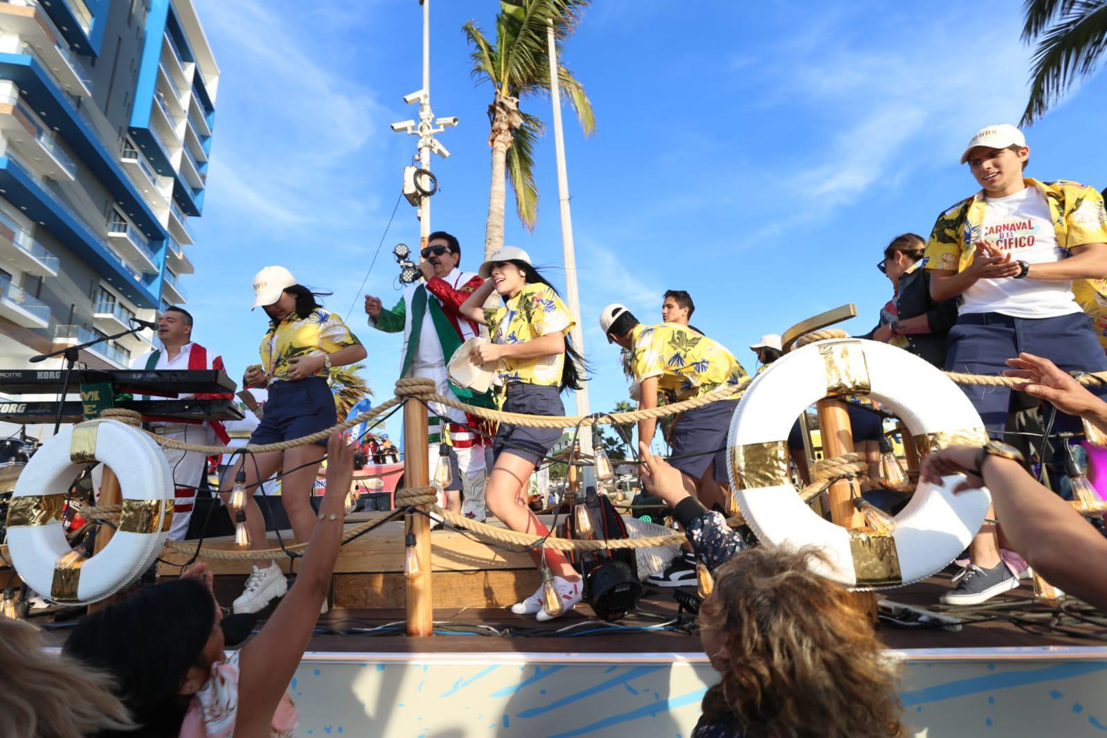 $!Mazatlán disfruta del primer desfile de Carnaval