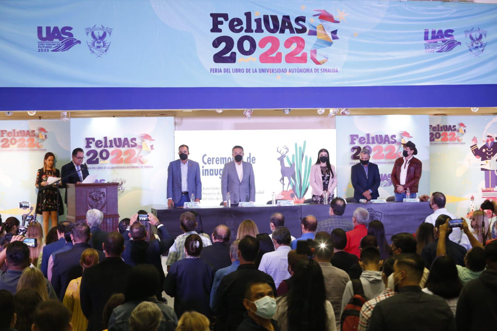 $!El Rector de la Universidad Autónoma de Sinaloa, Jesús Madueña Molina, en compañía de directivos e invitados especiales, inauguró el evento.