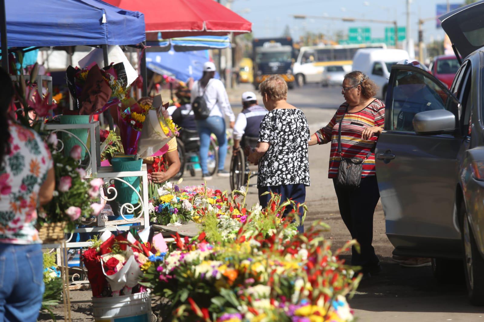 $!Limpian panteones de Mazatlán previo al Día de las Madres