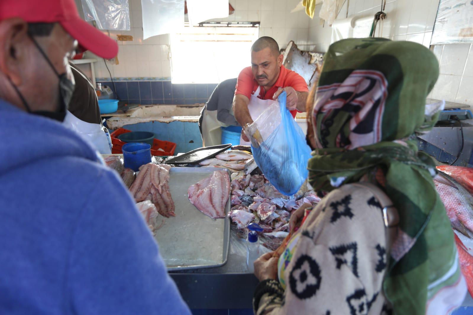 $!Ya no respetan las tradiciones, hasta los taqueros venden más en Viernes de Cuaresma, reclaman vendedores de pescado