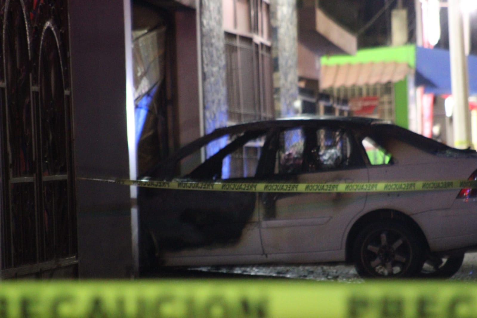 $!Vandalizan casa y queman auto en su cochera en la colonia Rosario Uzárraga, en Culiacán