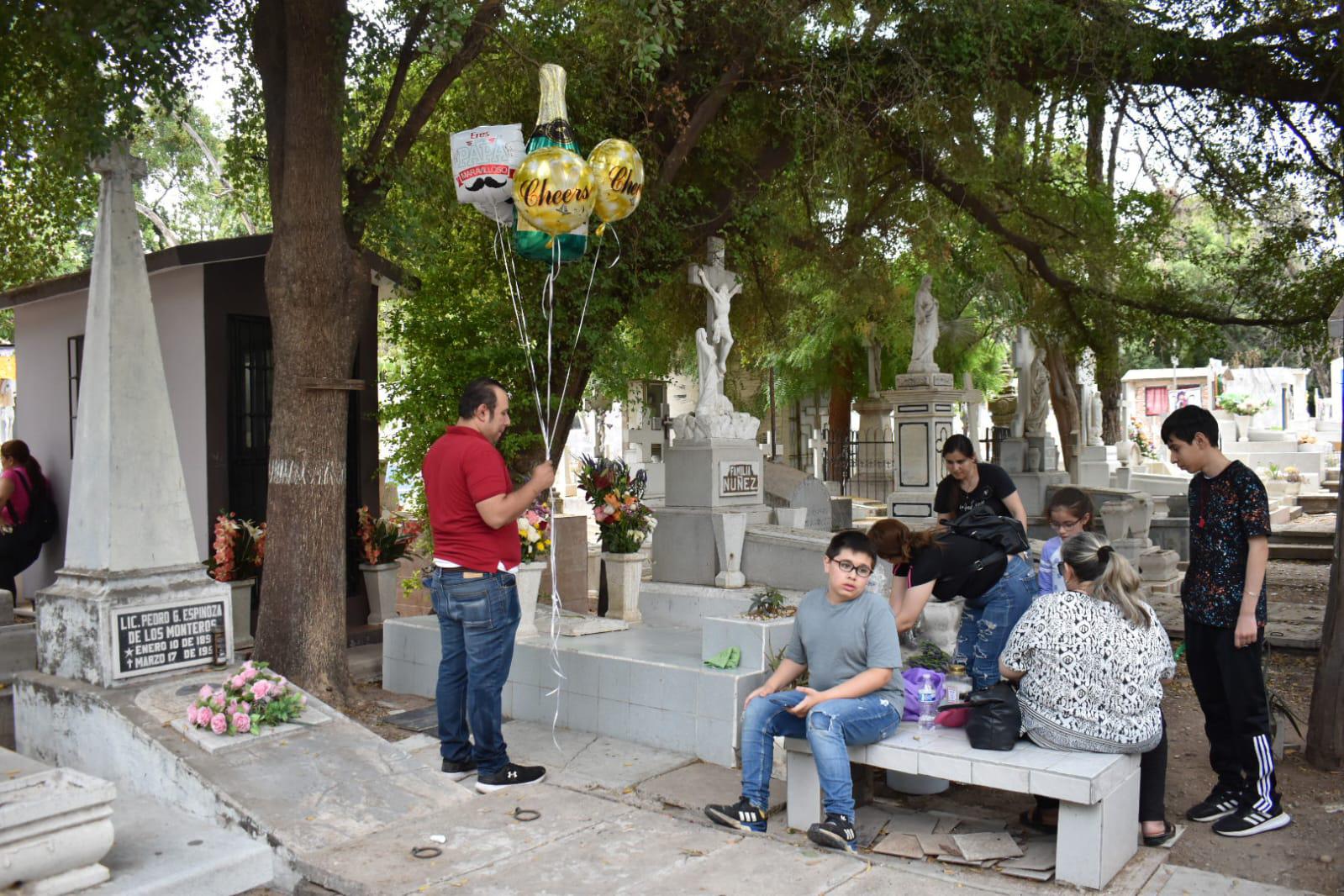 $!Con flores, veladoras y recuerdos colorean panteones este Día del Padre en Culiacán