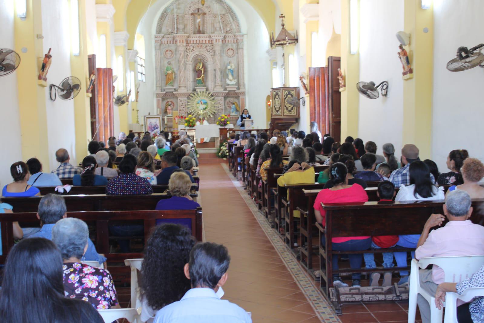 $!Comparten pastel y piñata monumental por el 493 aniversario del Mestizaje en Chametla