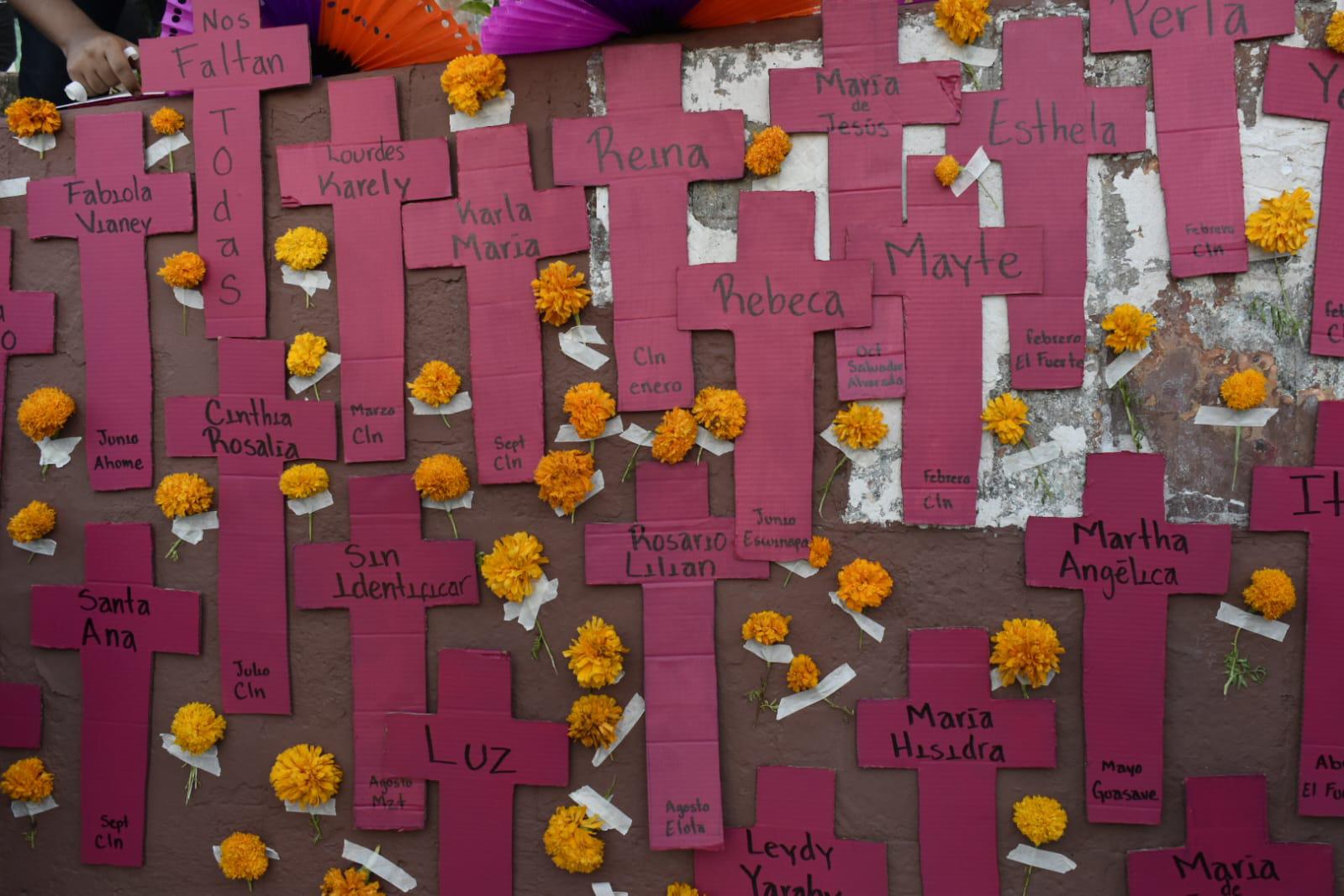 $!Colectivo realiza en Culiacán ofrenda en honor a las víctimas de feminicidios; buscan visibilizar la alerta de género