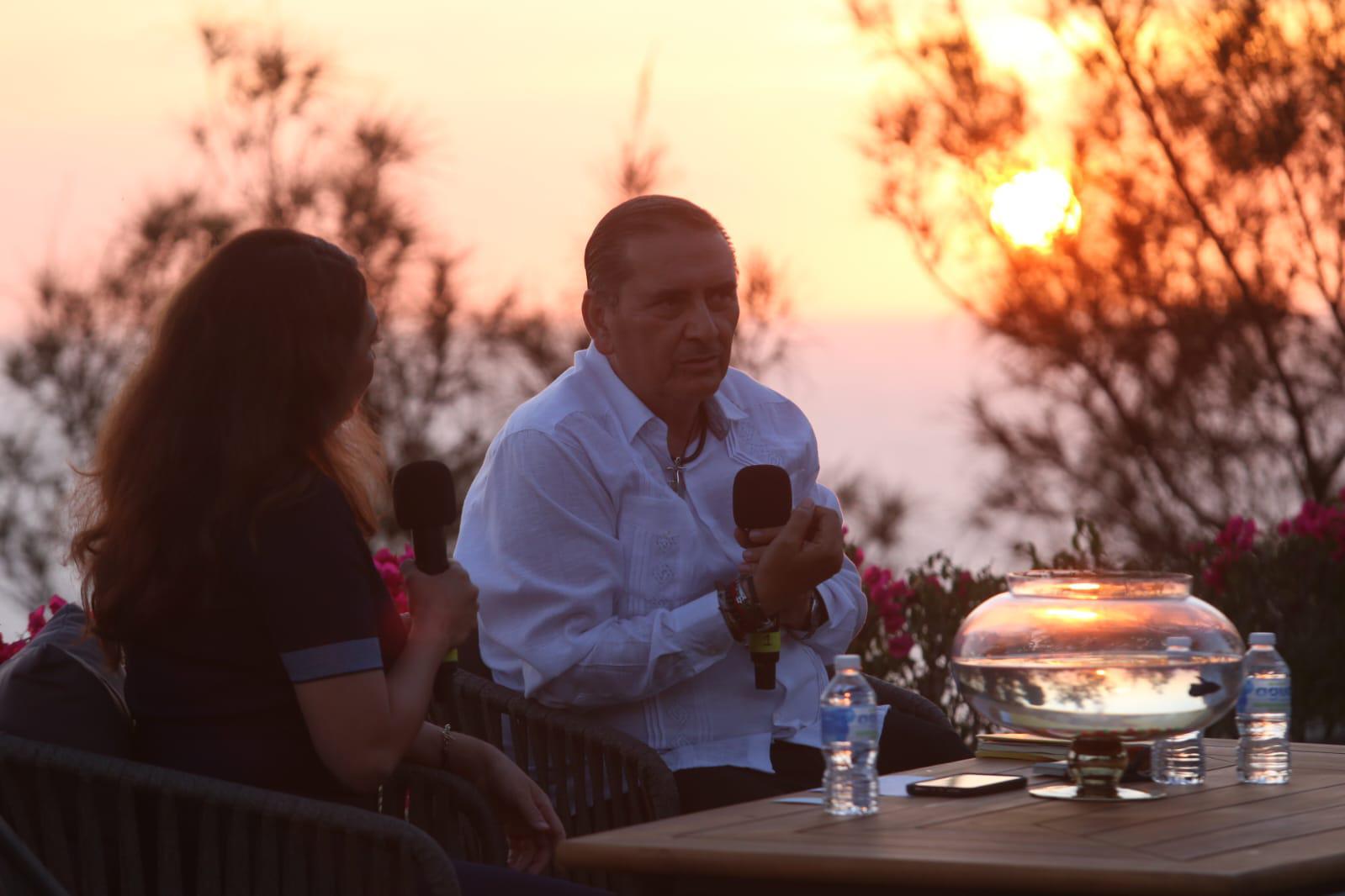 $!El atardecer porteño fue el marco perfecto para la ponencia.