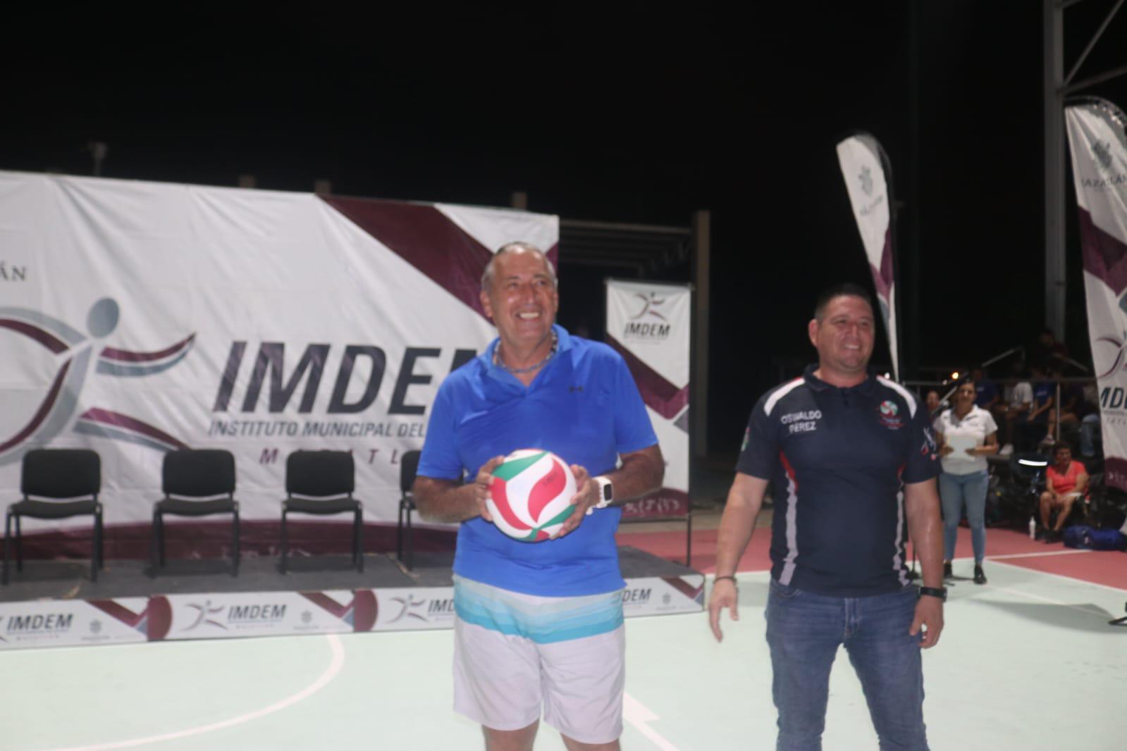 $!Salvador González fue quien realizó el primer saque del torneo.