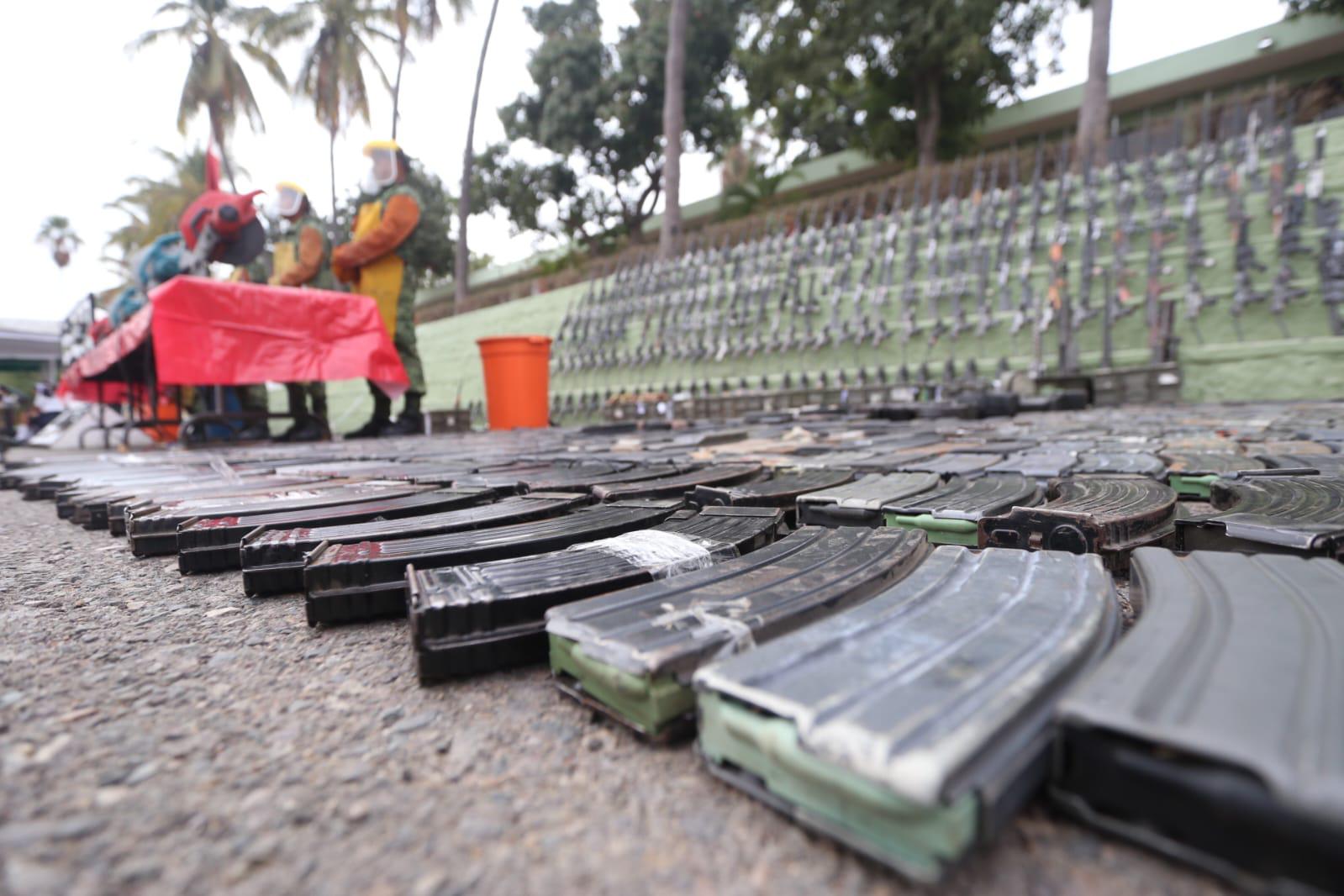$!Destruye Ejército en Mazatlán armamento decomisado y puesto a su disposición