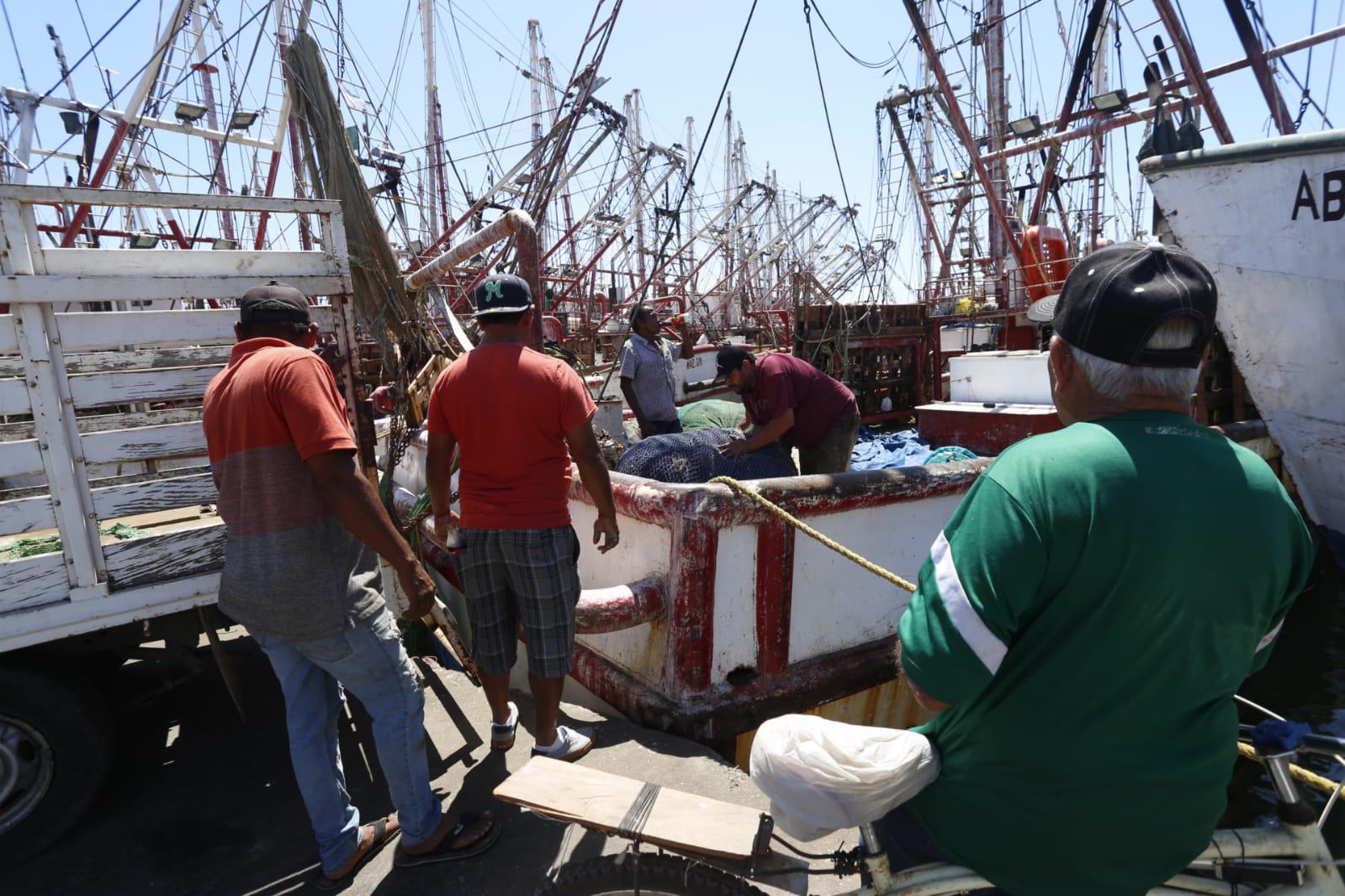 $!Pescadores mazatlecos exigen frenar a ‘changueros’ en el inicio de la veda