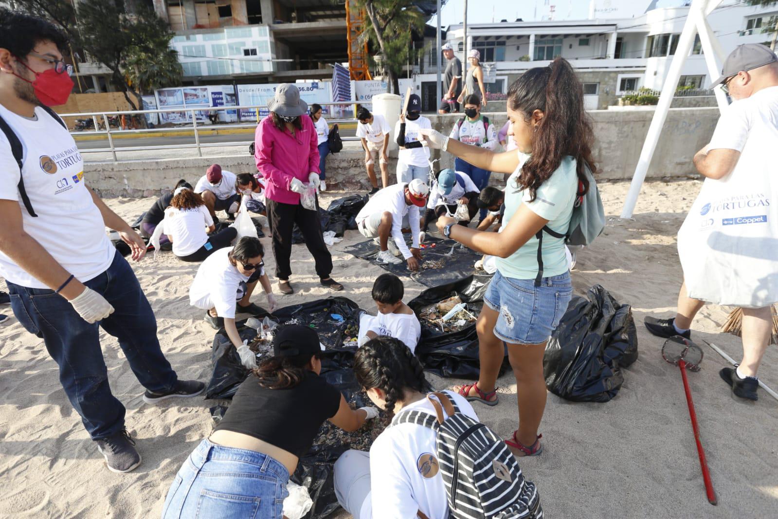 $!Nuevo Acuario y voluntarios retiran de las playas de Mazatlán 355 kilos de residuos nocivos