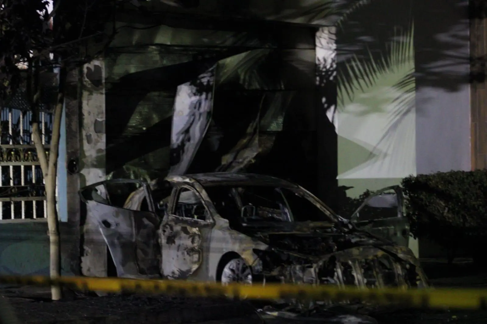 $!Incendio deja una vivienda dañada y un auto calcinado en la 21 de Marzo, en Culiacán