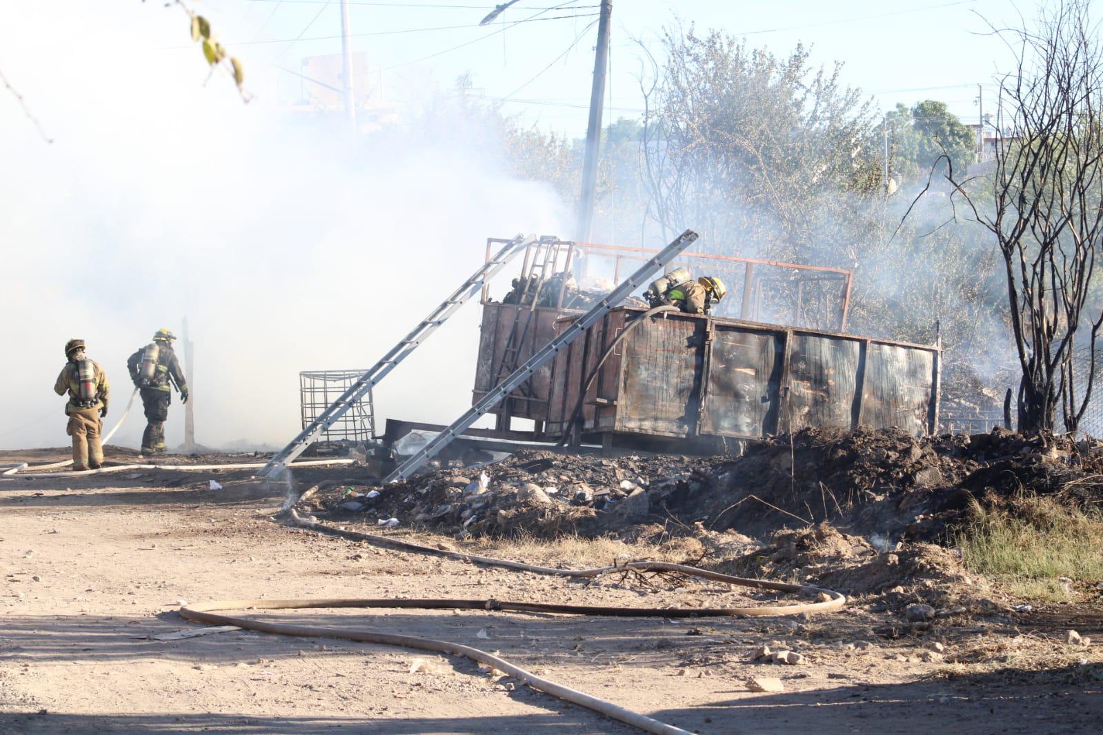 $!Se incendia remolque con basura y maleza en la colonia Felipe Ángeles, en Culiacán