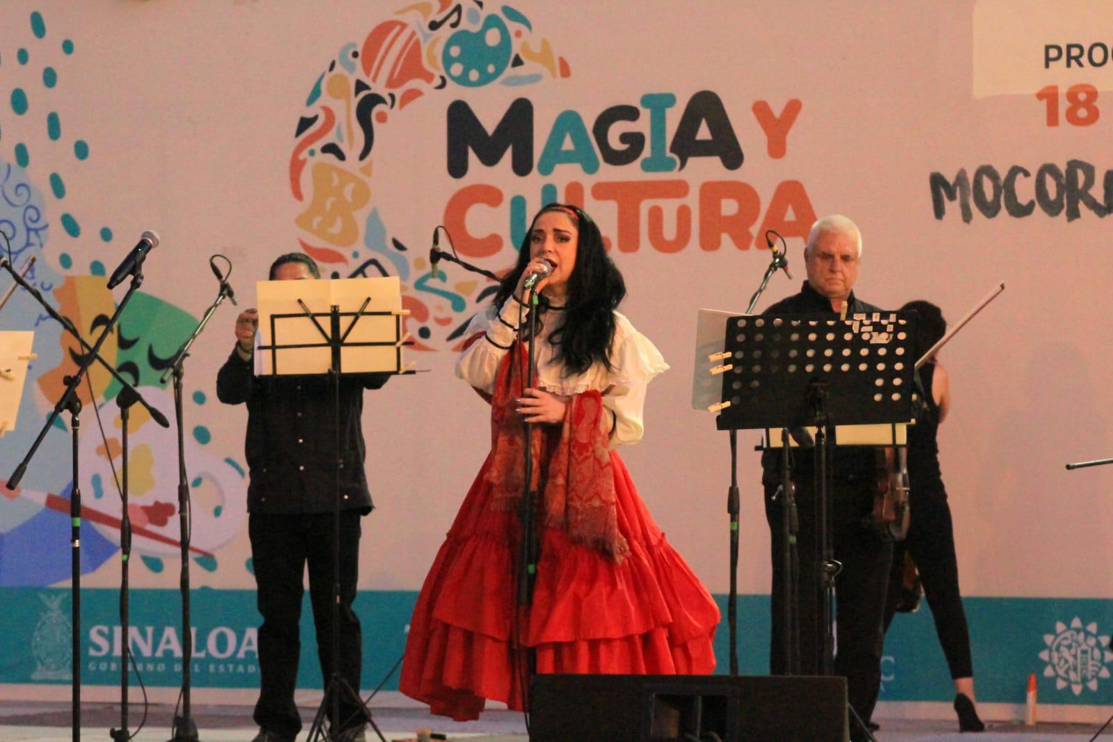$!La sinaloense Orenda Gerardo participó con un espectáculo musical.