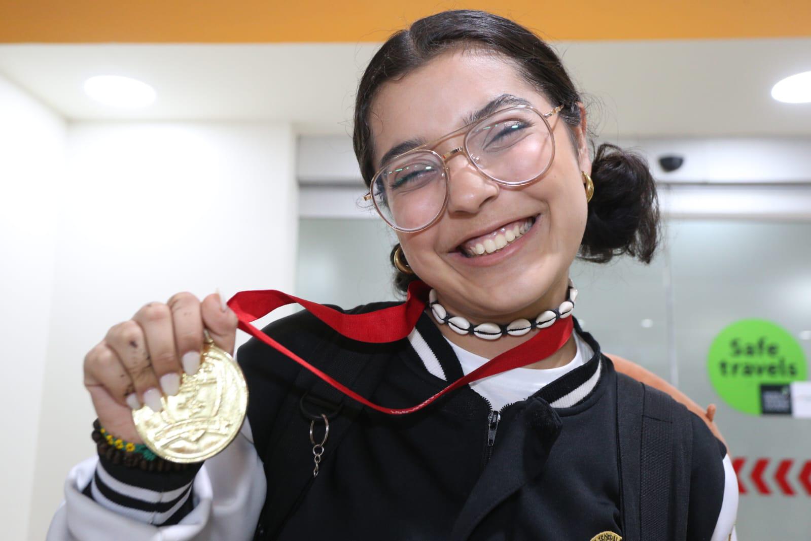 $!Llegan a Mazatlán las alumnas y maestra de oro de la Prepa Vasconcelos