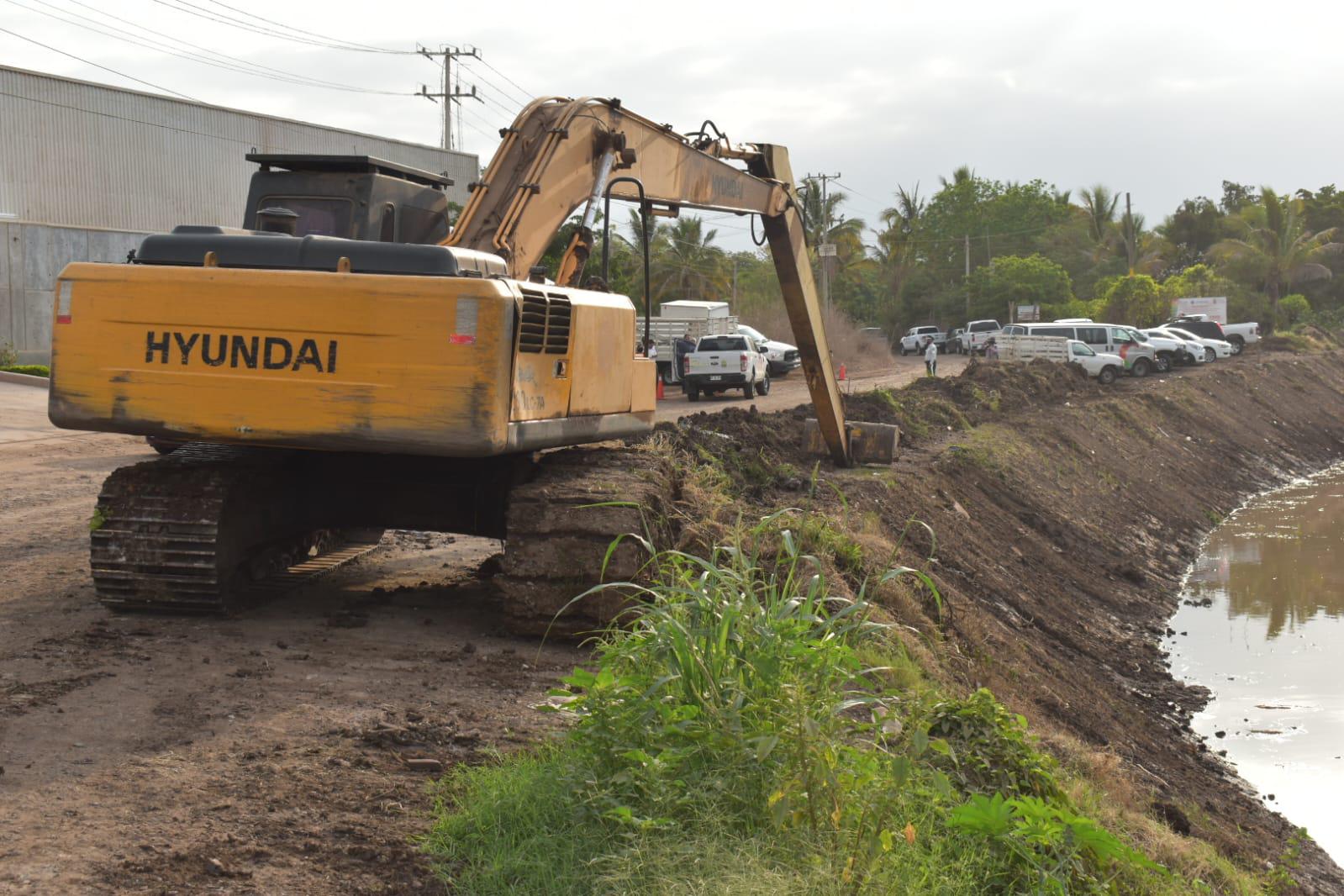 $!Previo a la temporada de lluvias y huracanes, inicia limpieza de 75 ríos, canales y drenes en Culiacán