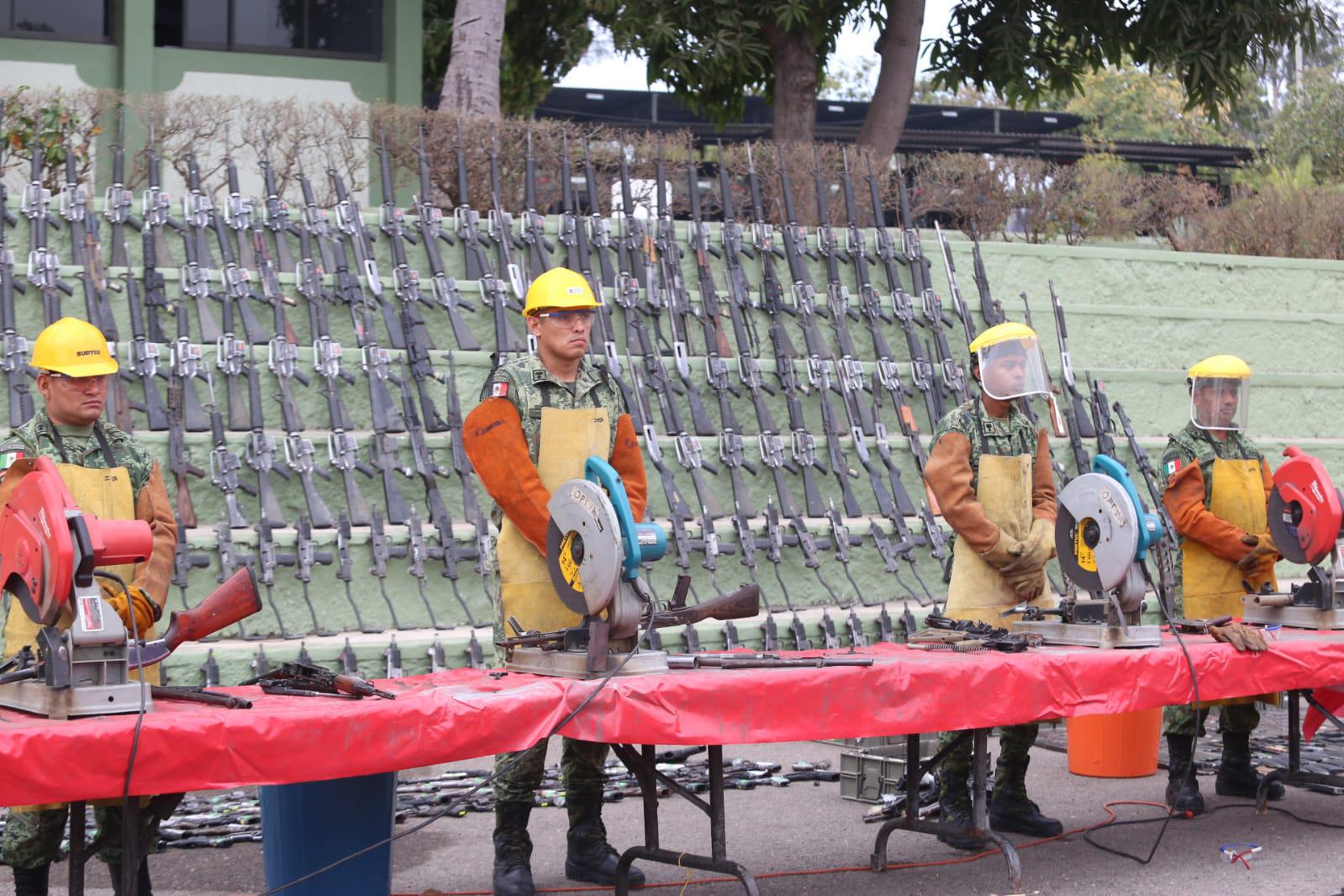 $!Destruye Ejército en Mazatlán armamento decomisado y puesto a su disposición