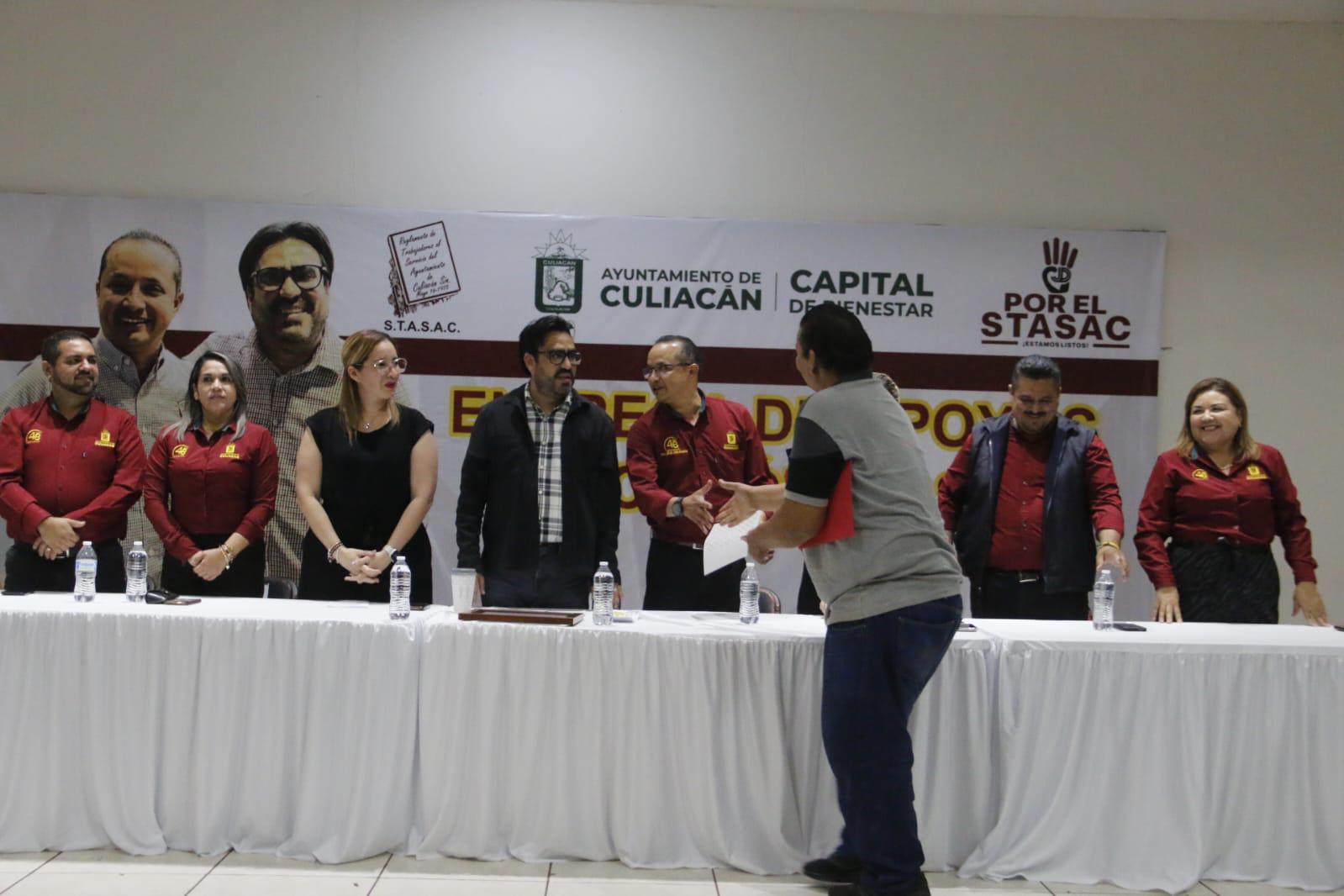 $!Entregan apoyos económicos a trabajadores del estado en el Stasac, en Culiacán