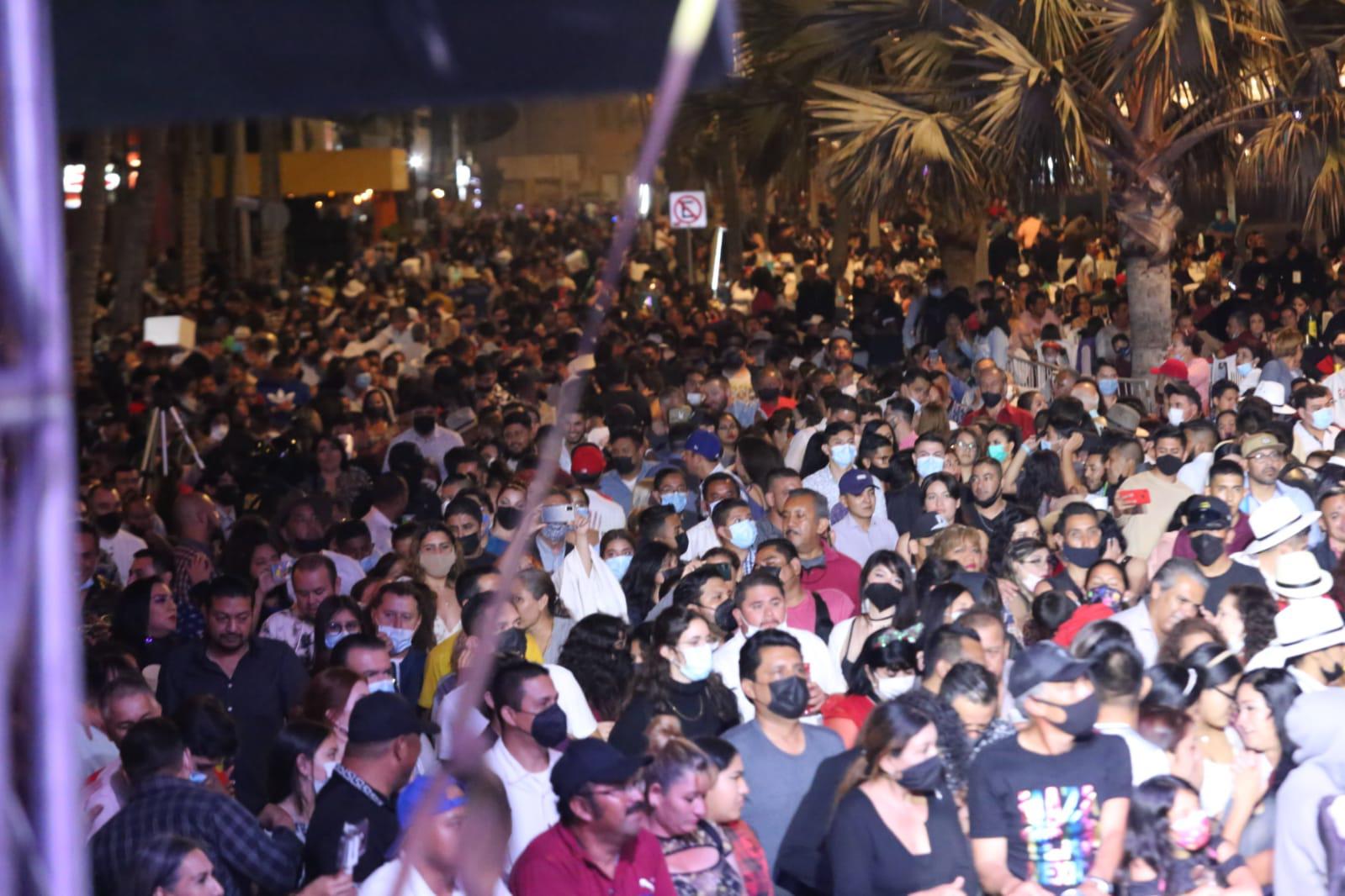 $!Pese al alza de contagios de Covid, abarrotan Olas Altas en evento por Año Nuevo en Mazatlán