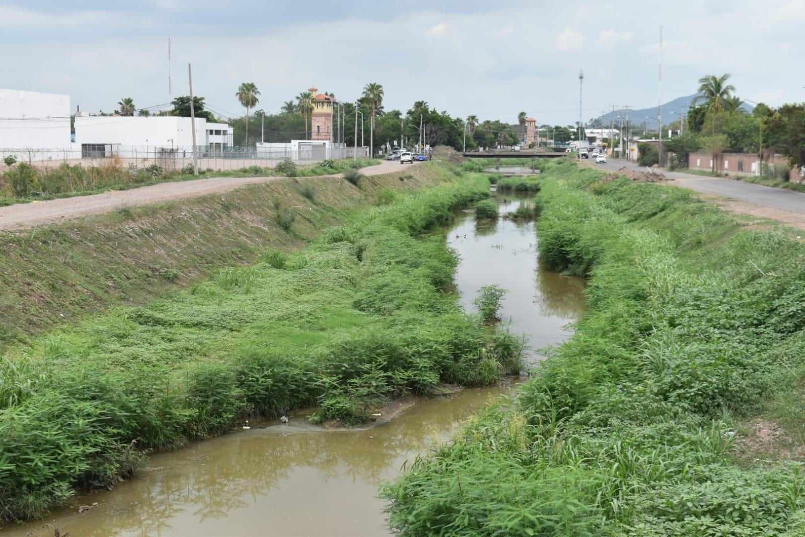 $!Denuncian falta de desazolve en dren de Bacurimí en Culiacán