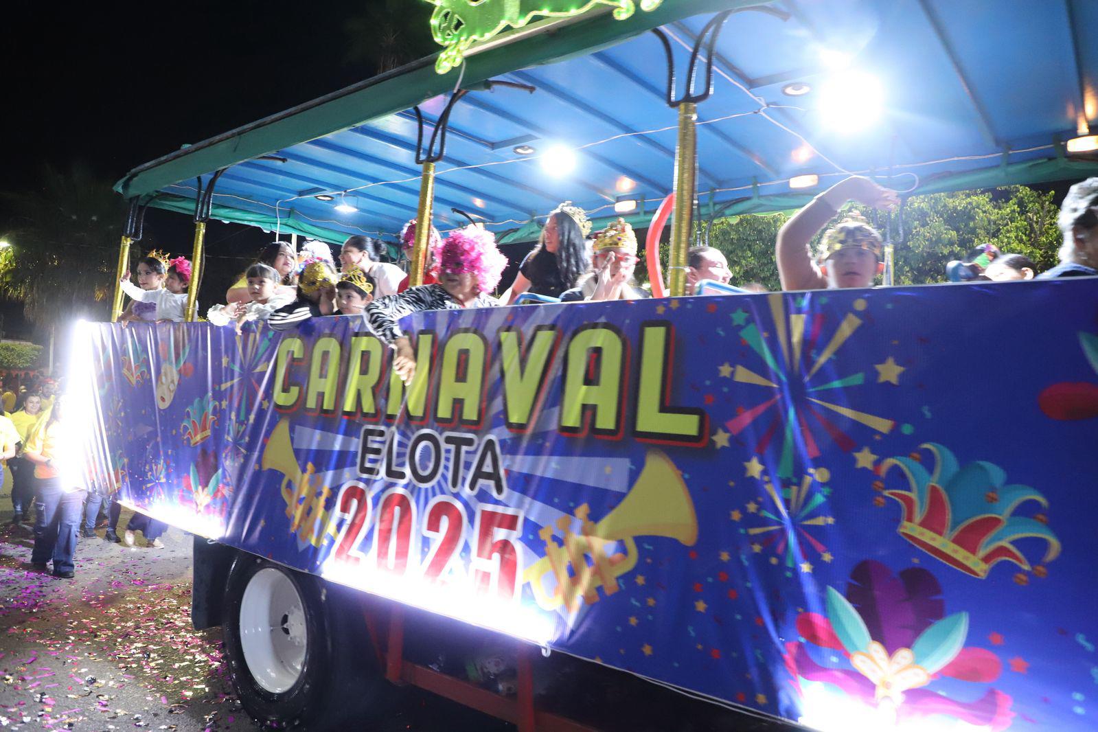 $!El río de la fantasía recorre las calles de La Cruz con el desfile del Carnaval Elota 2025
