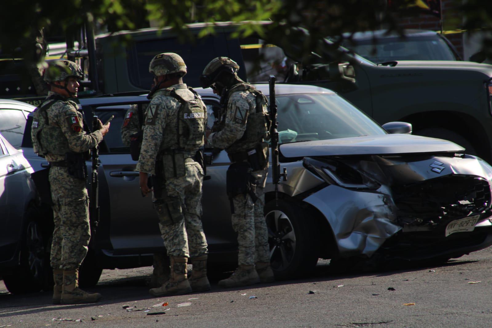 $!Persecución y balacera provoca choque de tres vehículos en la Rafael Buelna, en Culiacán
